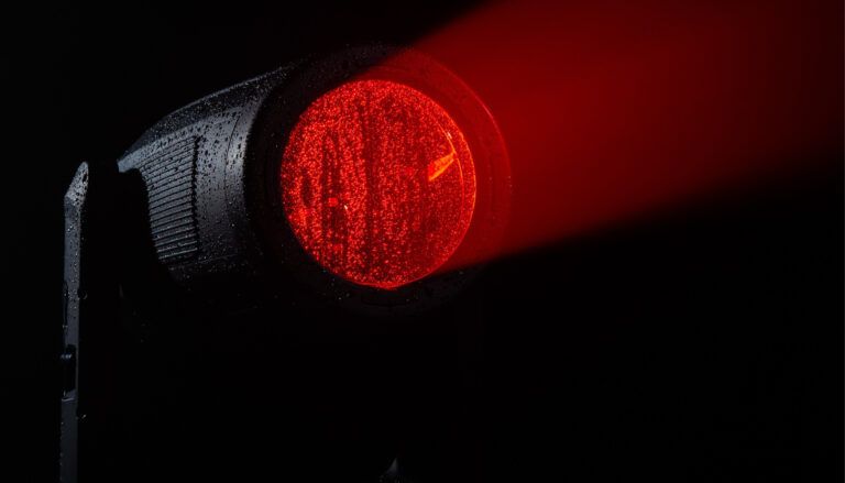 Profile luminaire emitting red light